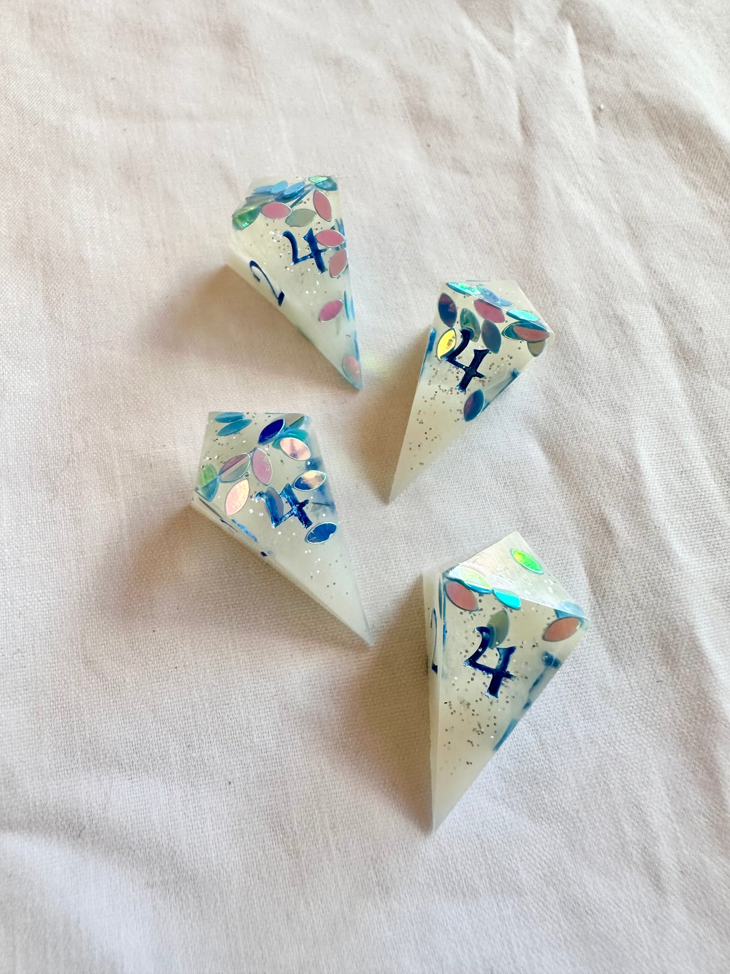 D4: 4-piece dice set 'Opal'