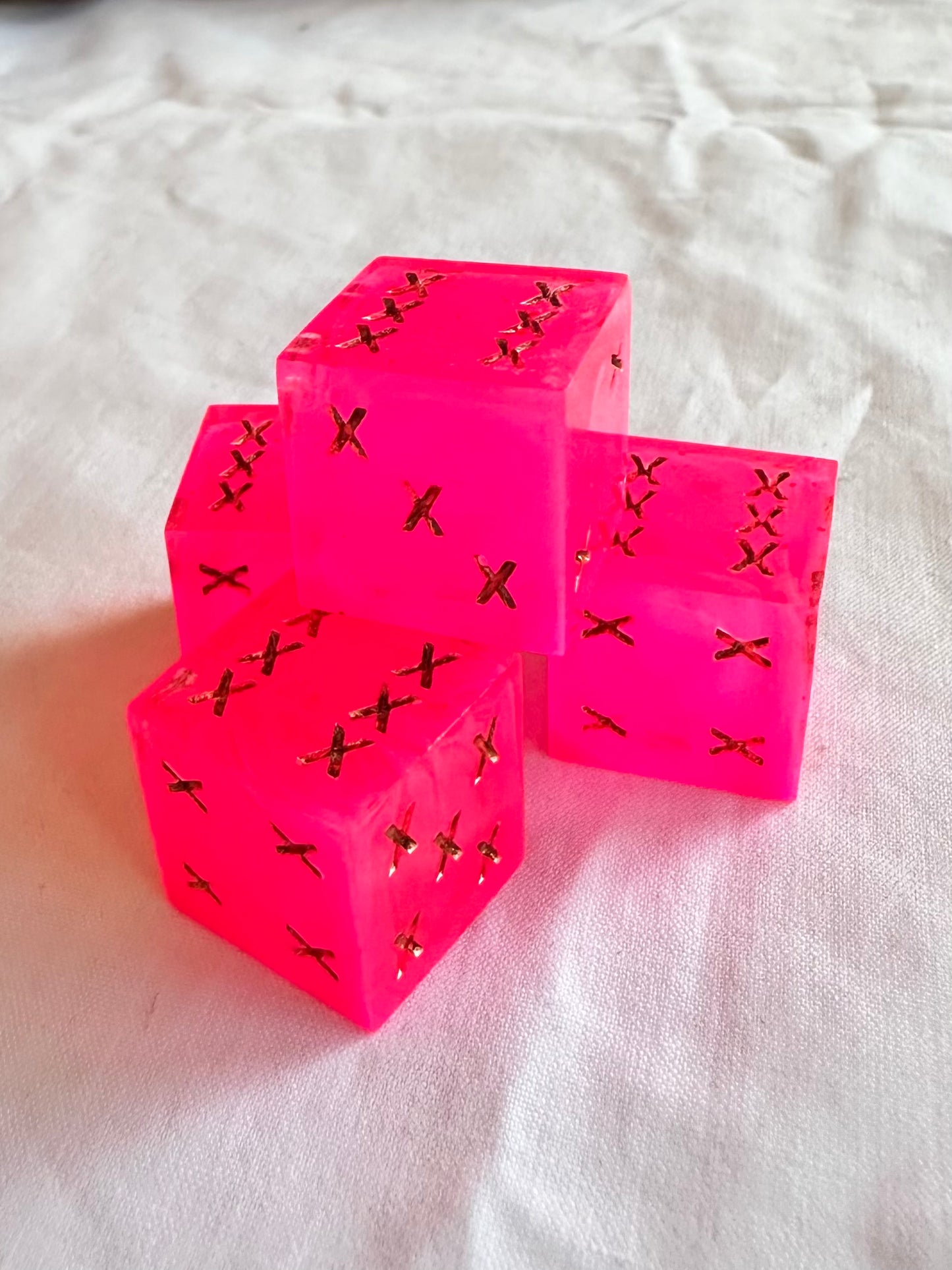 D6: 4 piece dice set (20mm) 'Neon Pink'