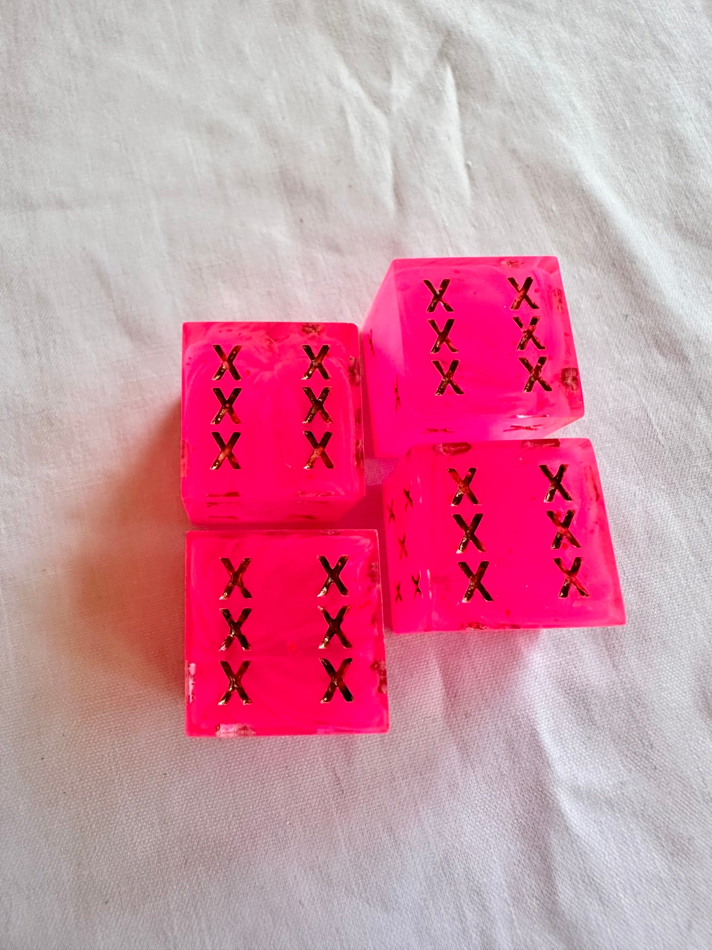 D6: 4 piece dice set (20mm) 'Neon Pink'