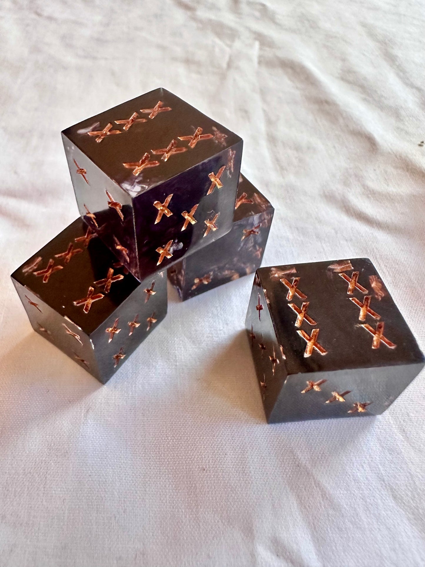 D6: 4 piece dice set (20mm) 'Hexblade'