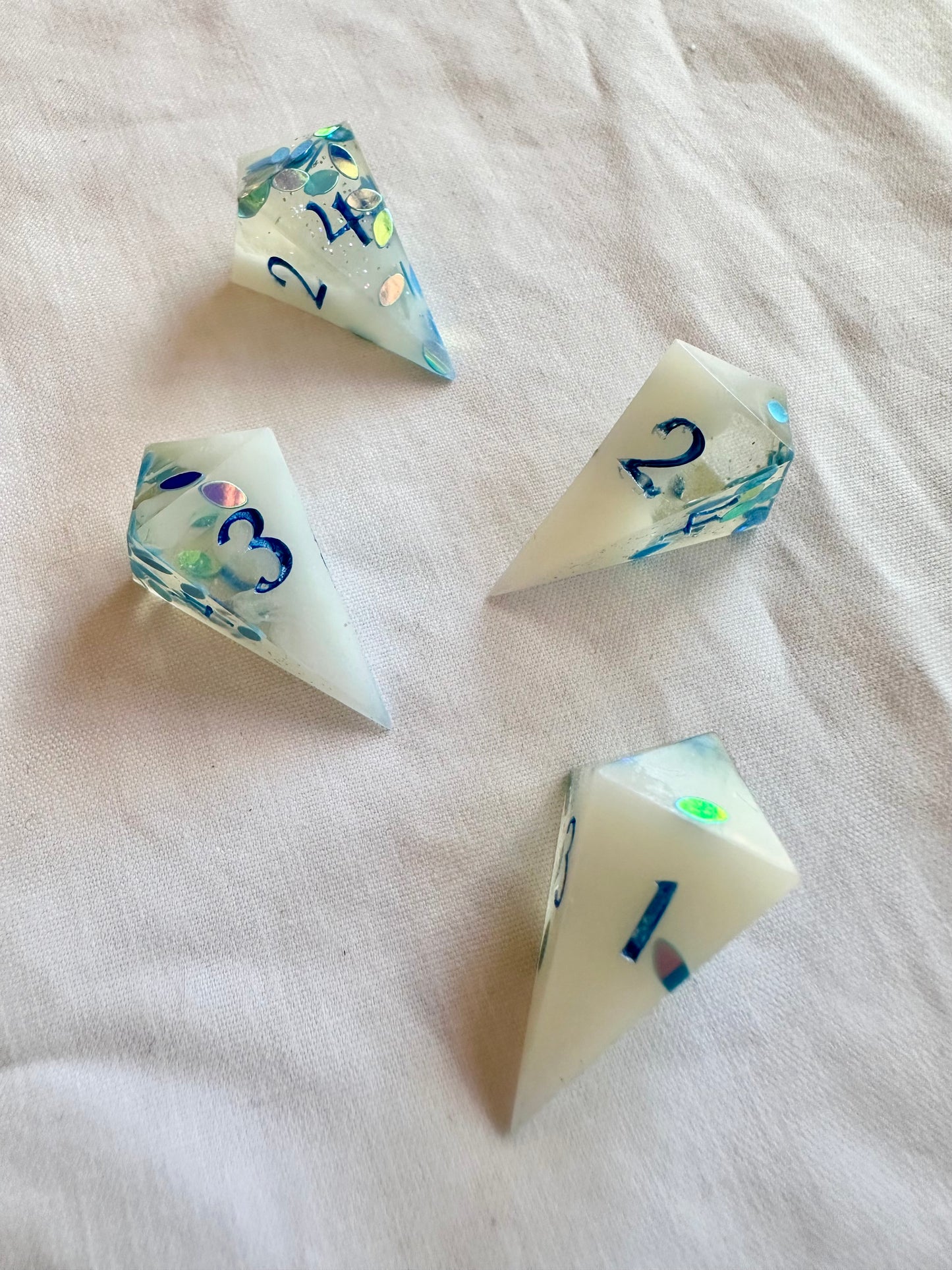 D4: 4-piece dice set 'Opal'