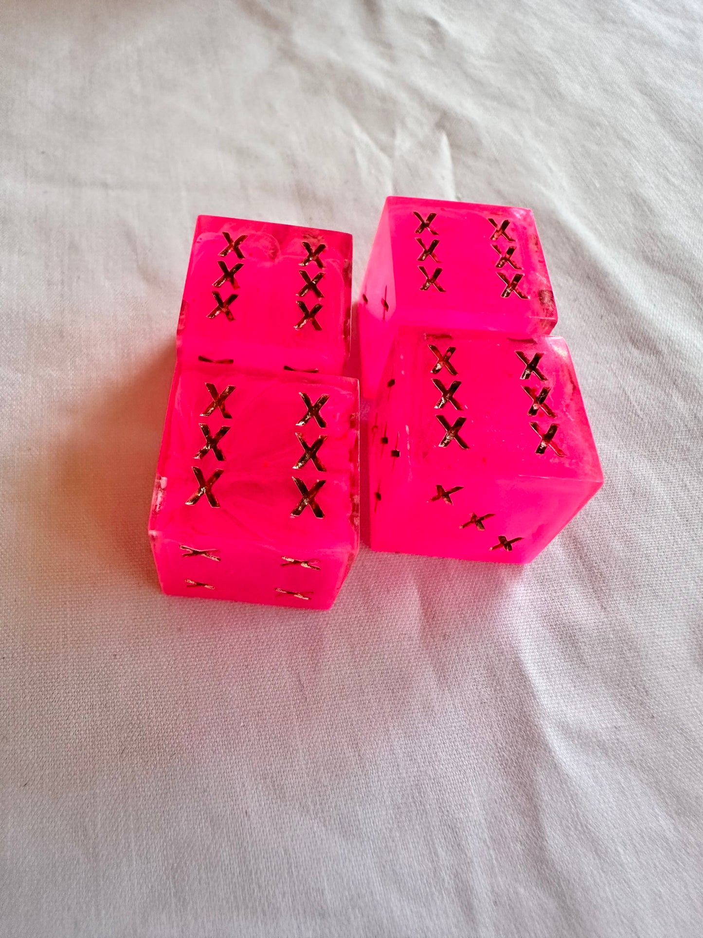 D6: 4 piece dice set (20mm) 'Neon Pink'